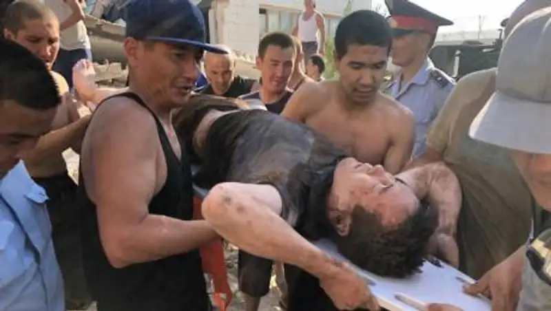 Погибшие осужденные в Актау: видео с места обрушения