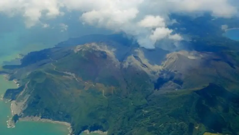 Премьер Японии обещает поддержку людям, эвакуированным из-за вулкана