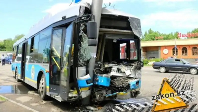 Видео столкновения пассажирского автобуса и Гелендвагена в Алматы