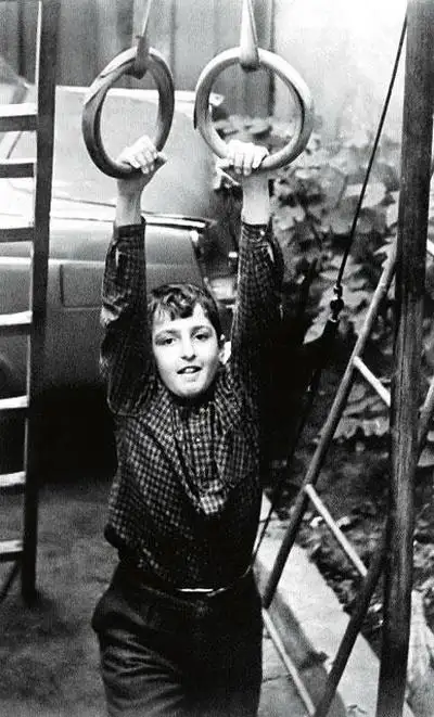 Семье пришлось продать все имущество, в том числе дом, а Якобашвили – оставить учебу, чтобы зарабатывать деньги. По ночам он трудился чернорабочим в метрострое, а днем подрабатывал в металлургической лаборатории и вневедомственной охране МВД: устанавливал сигнализации в домах., фото - Новости Zakon.kz от 18.12.2014 18:28