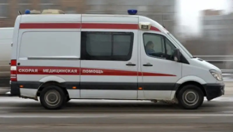 В Петербурге на мать с ребенком упал фрагмент балкона