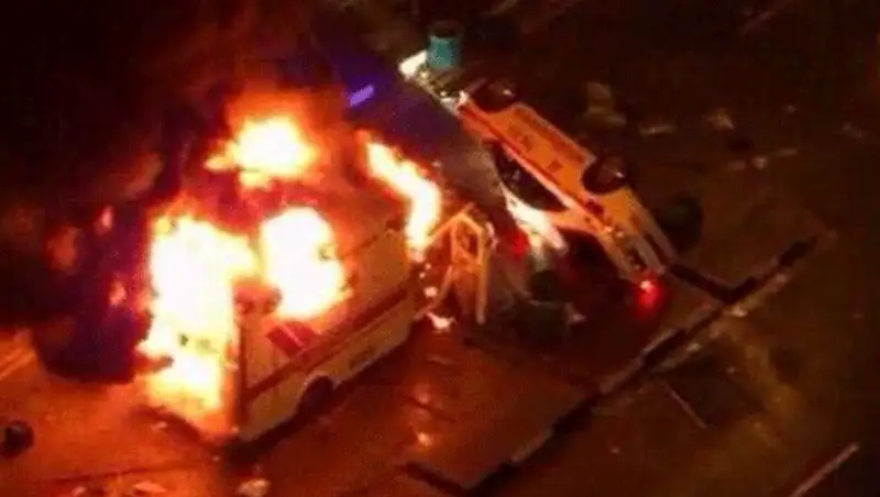 Сингапур охватили беспорядки: люди сожгли автобус и устроили драку со спецназом