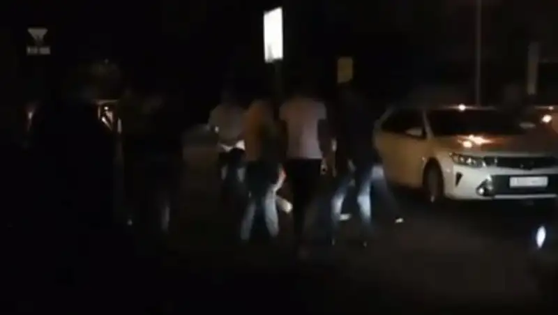 Драка возле бара в Алматы попала на видео