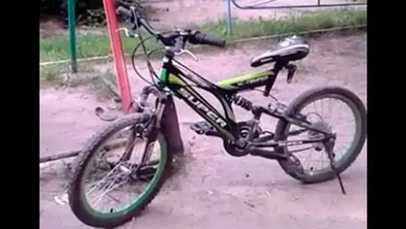 В Алматы велосипедные воришки попали в объектив камеры наблюдения