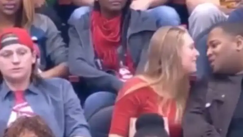 Ссора влюбленной пары из-за Kiss Cam стала хитом в сети