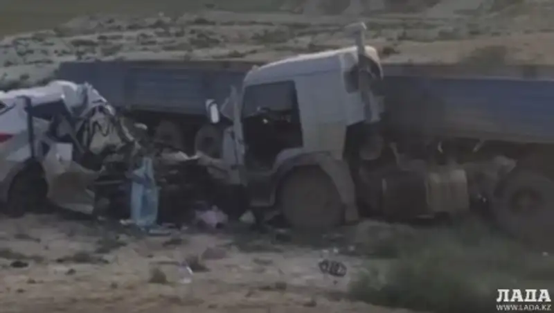 В Мангистау в результате столкновения с грузовиком погиб водитель внедорожника