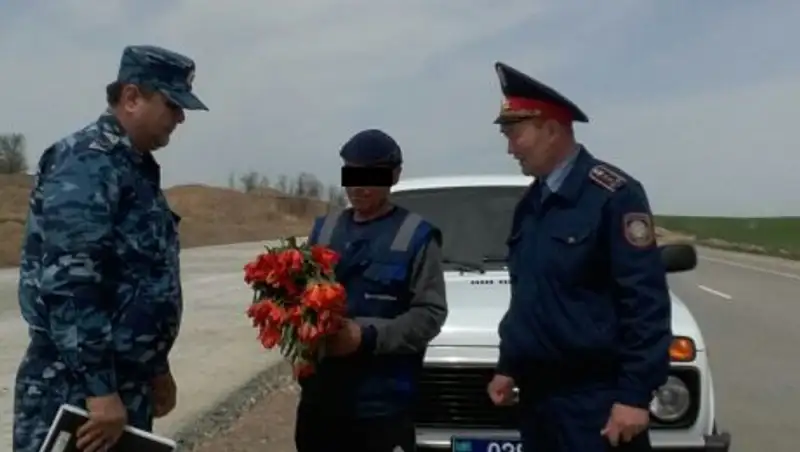 В ЮКО мужчине грозит уголовное наказание за букет редких тюльпанов