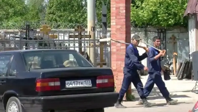 В Москве наркоторговец прятал героин в могилах