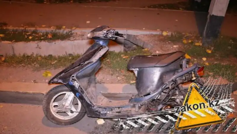 В Алматы из-за нерадивого водителя двое на мопеде врезались в Toyota