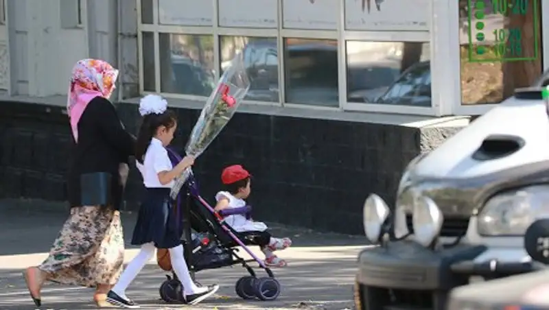 Первоклассницу без белого банта выгнали с линейки в Астане 