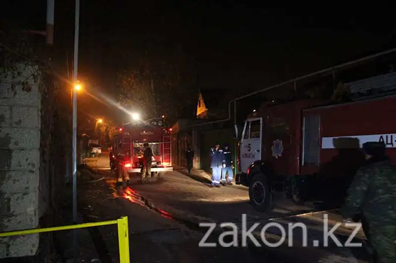 В Алматы огонь уничтожил частный запас угля на зиму и автомобиль (фото) В Алматы огонь уничтожил частный запас угля на зиму и автомобиль (фото), фото - Новости Zakon.kz от 06.11.2013 16:38