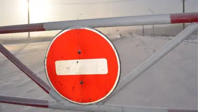 Закрытие дороги в Актюбинской области, фото - Новости Zakon.kz от 20.12.2021 01:28