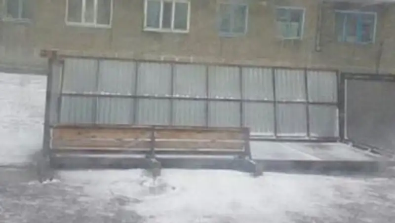 В Кокшетау от сильного ветра рухнули две остановки