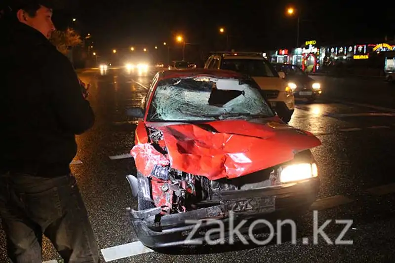 Водитель Мазды насмерть сбил пешехода и столкнулся с тремя машинами в Алматы (фото), фото - Новости Zakon.kz от 11.11.2013 17:05