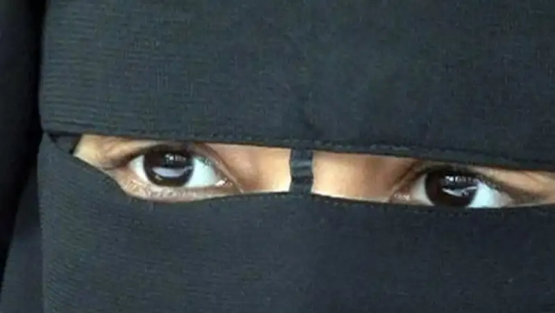 В Мадриде группа молодых людей жестоко избила женщину в хиджабе