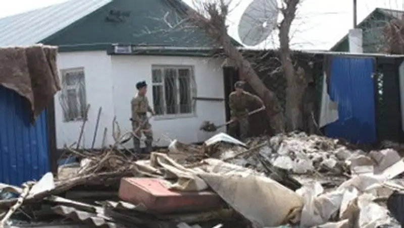 Военнослужащие внутренних войск расчистили 137 дворов затопленного Кокпекты