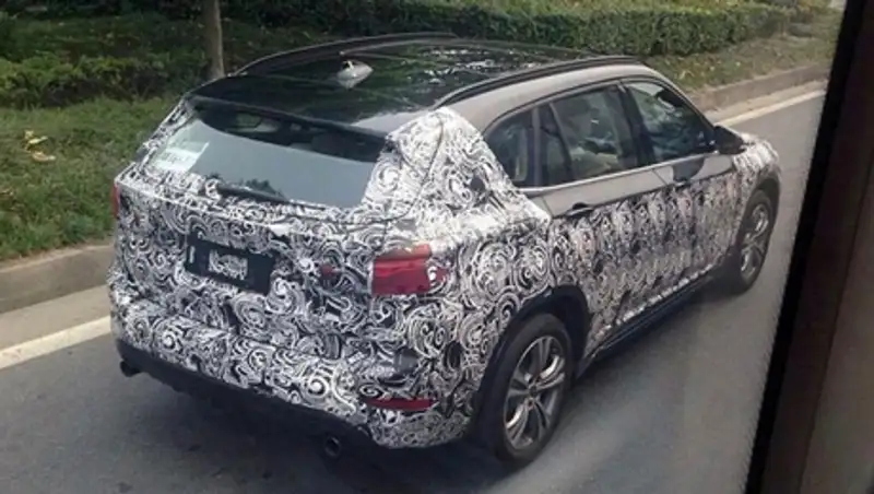 Новый длинный BMW X1 замечен в Китае