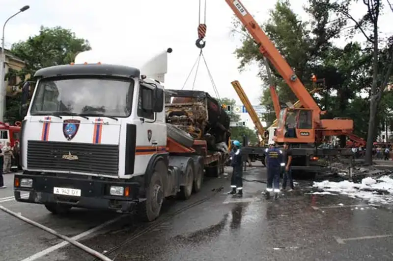 Поняв, что водителю бензовоза уже ничем не помочь, сотрудники ДЧС принялись эвакуировать жильцов горевшего дома (фото), фото - Новости Zakon.kz от 28.06.2013 15:58