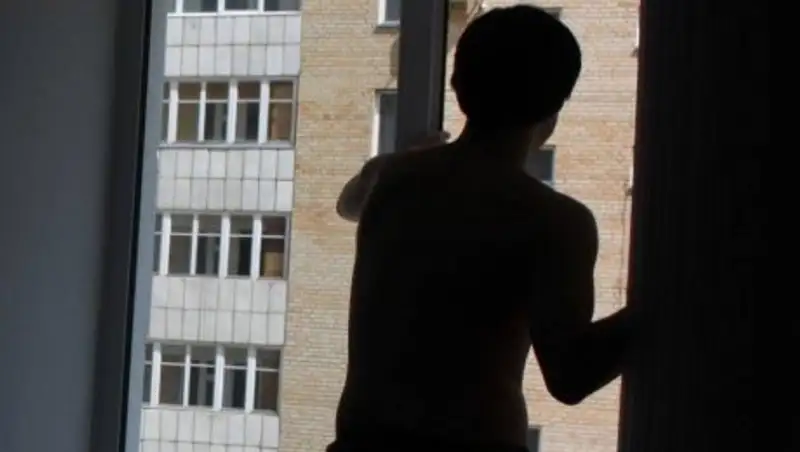 В Павлодаре парень спрыгнул с пятого этажа и остался жив