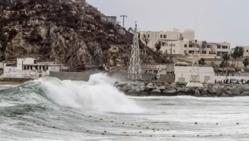 В Мексике один человек погиб и около 60 пострадали из-за тропического шторма "Карлос"