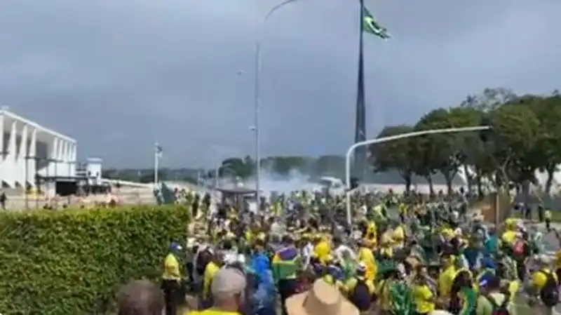 Президента Бразилии экстренно эвакуировали из-за захвата здания правительства