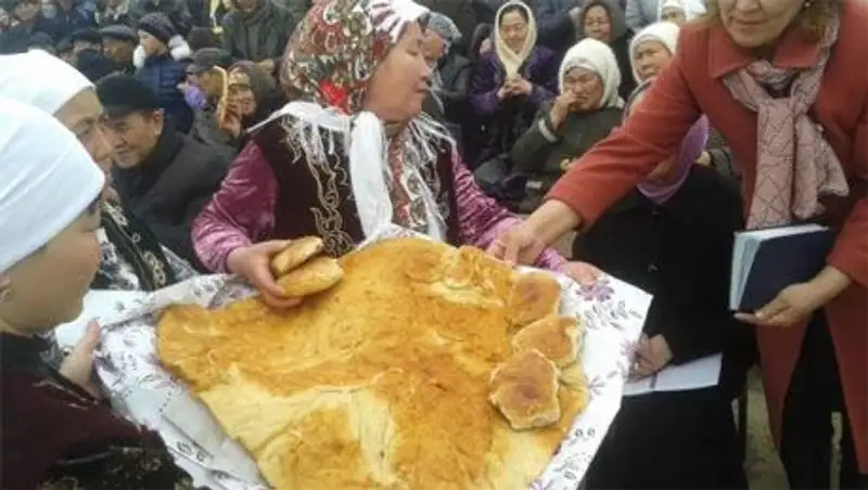 В кызылординском ауле на Наурыз испекли лепешку диаметром в один метр