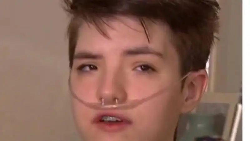 Умирающая девушка, которую лечили молитвами, требует наказать родителей