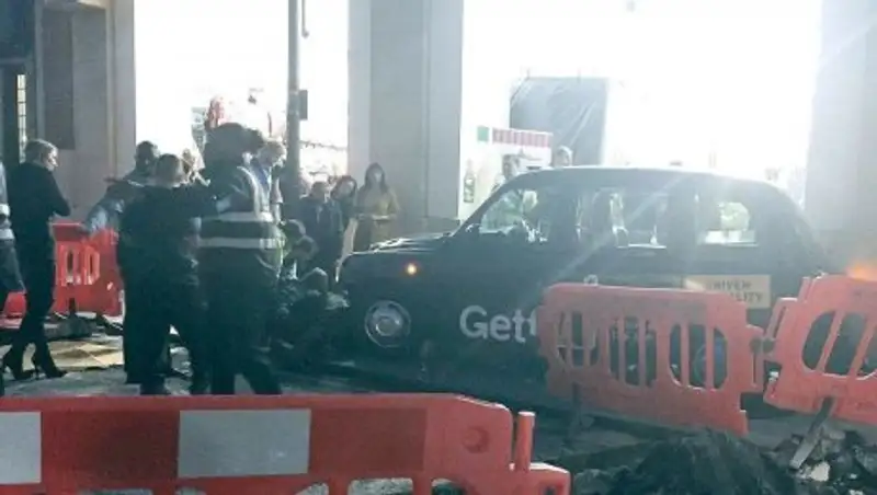 В Лондоне водитель такси сбил несколько человек на тротуаре