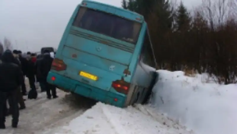 В ВКО рейсовый автобус с 30 пассажирами съехал в кювет
