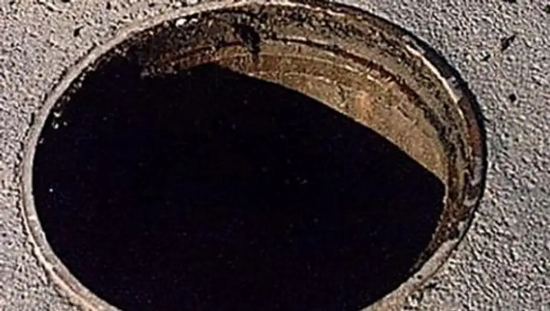 Қарағандыда екі адам ашық құдыққа құлап кетті