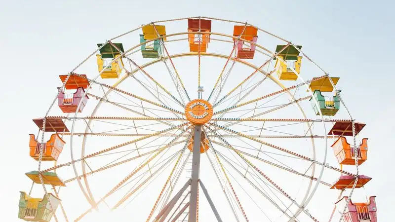 В Караганде колесо обозрения остановилось, когда на нем катались люди