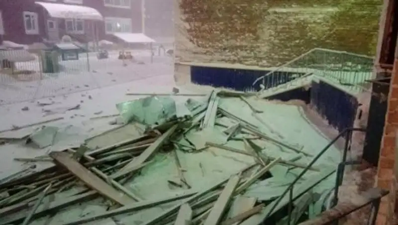 Сорванная ветром крыша с поликлиники в Караганде упала на особняк