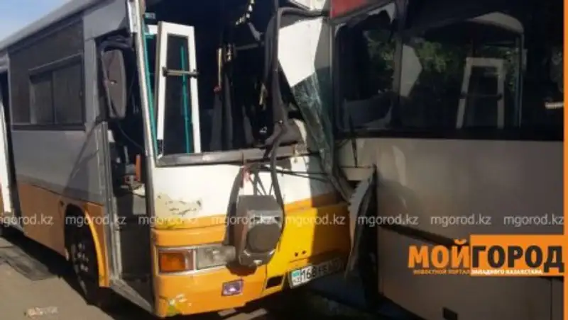 В Уральске столкнулись два пассажирских автобуса, пострадали 45 человек