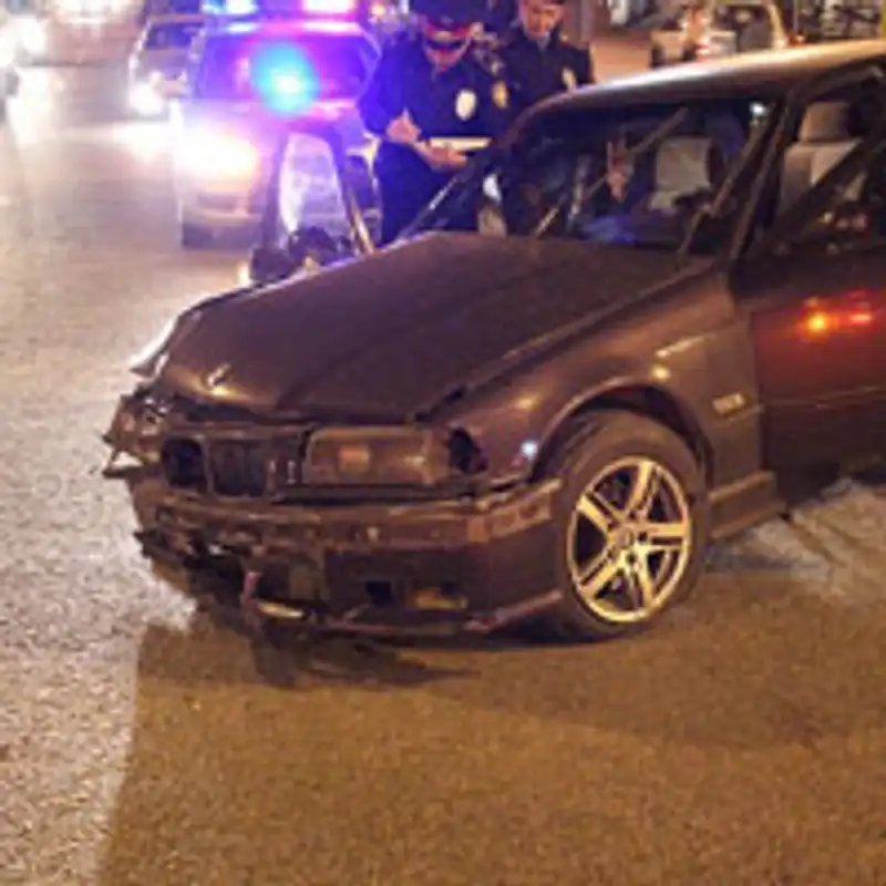 В Алматы водитель БМВ снес несколько метров разделительного ограждения на проспекте Аль-Фараби (фото), фото - Новости Zakon.kz от 15.04.2013 15:21