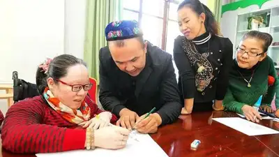 Мастер вышивки: Рукоделье не должно быть исключительно женским занятием, фото - Новости Zakon.kz от 06.06.2023 16:15