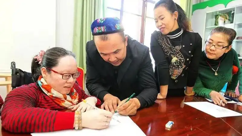 Мастер вышивки: Рукоделие не должно быть исключительно женским занятием