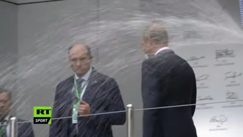 Льюис Хэмилтон облил Путина шампанским