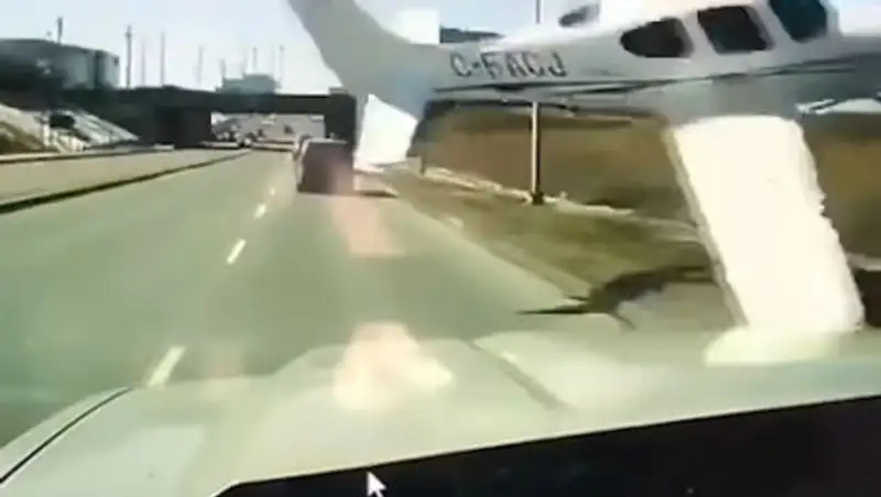 В Канаде падающий самолет едва не протаранил машину на шоссе