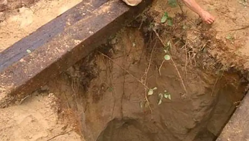 В Жаркенте в выгребной яме местного жителя нашли труп убитого им человека, фото - Новости Zakon.kz от 06.11.2013 23:32