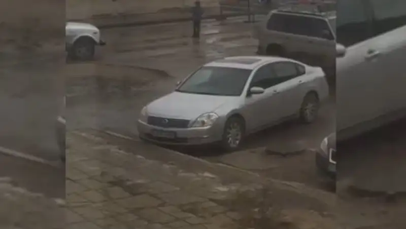 В Актау мальчик регулировал движение