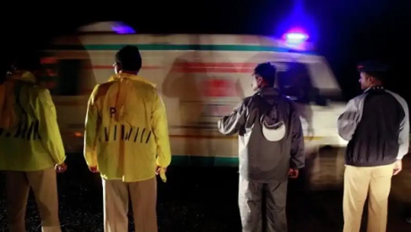 В Индии при падении автобуса в овраг погибли семь человек