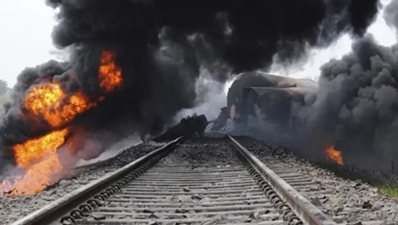 Из-за схода с рельс на Украине загорелись 11 цистерн с нефтепродуктами