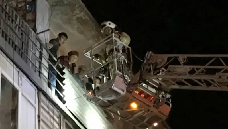 Алматинские пожарные спасли из пожара 81 человек, 16 из которых - дети