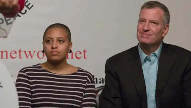 Дочь мэра Нью-Йорка арестовали за участие в протестах