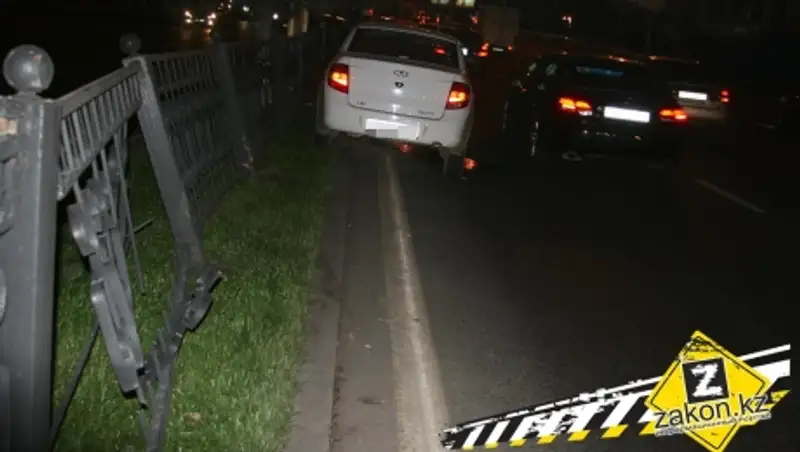 В Алматы водитель "черного Крайслера" спровоцировал ДТП и уехал
