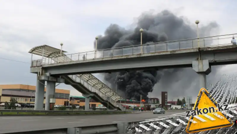 Пожар в районе барахолки в Алматы собираются тушить с воздуха