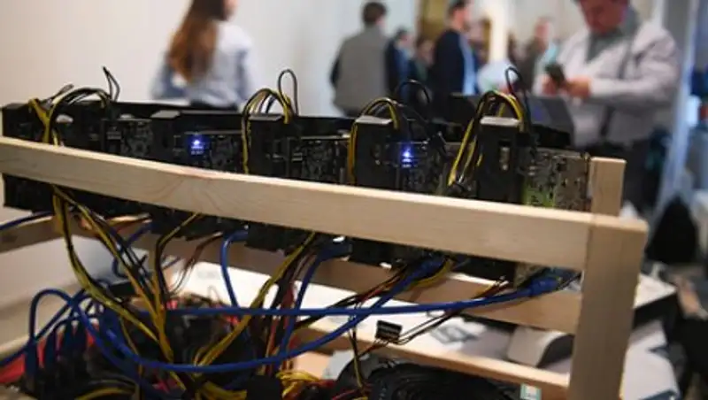 Сбой на бирже обрушил курс биткоина