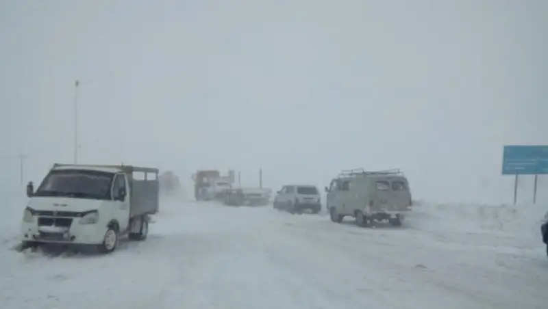 За несколько дней из-за непогоды на дорогах Казахстана погибли 39 человек
