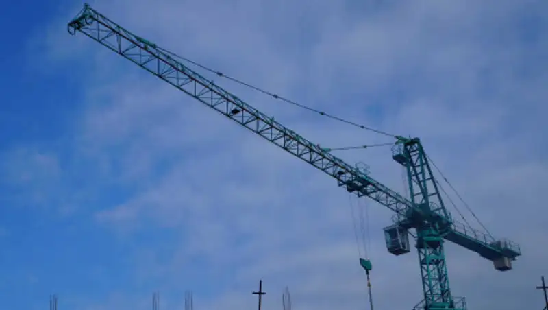 Уволенный полицейский в Нур-Султане забрался на кран и пригрозил самоубийством