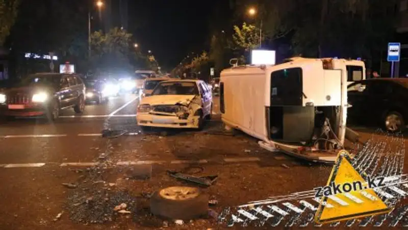 В Алматы от сильного удара Volkswagen перевернулся на бок